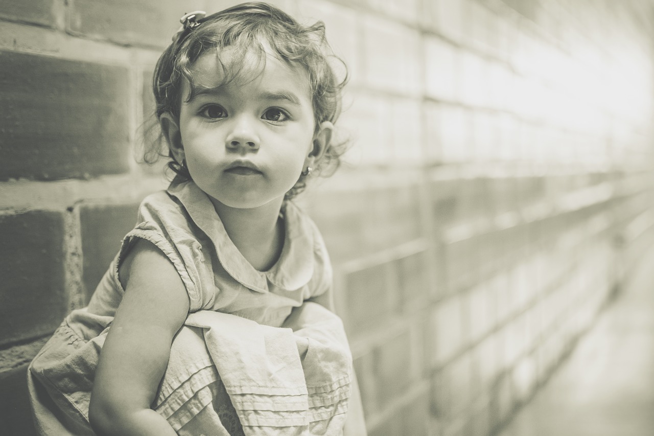 Фотопортреты детей. Фото злой девочки. Обиженная маленькая девочка. Злая маленькая девочка.