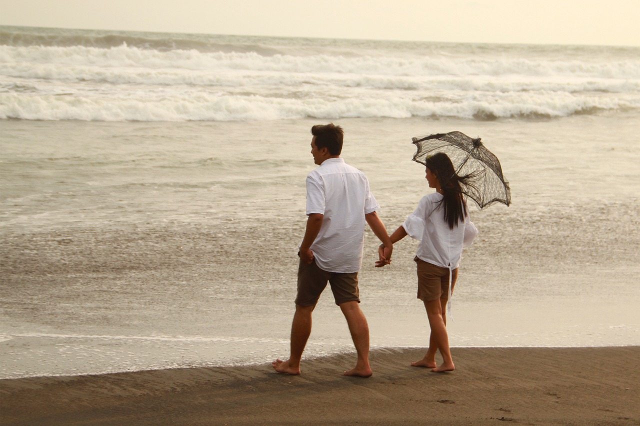 Пасмурный пляж влюбленные пары