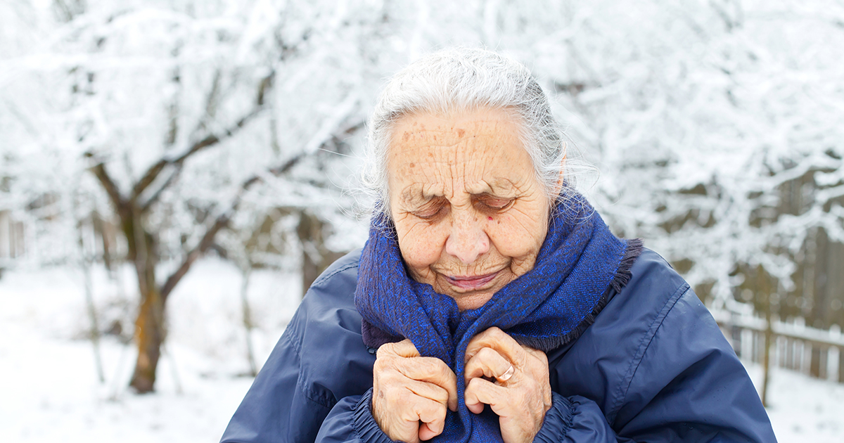 Мамин день зима старушка прячется в сугробах. Старуха в снегу. Бабка зимой. Пожилые женщины зимой на улице. Старушка зима.