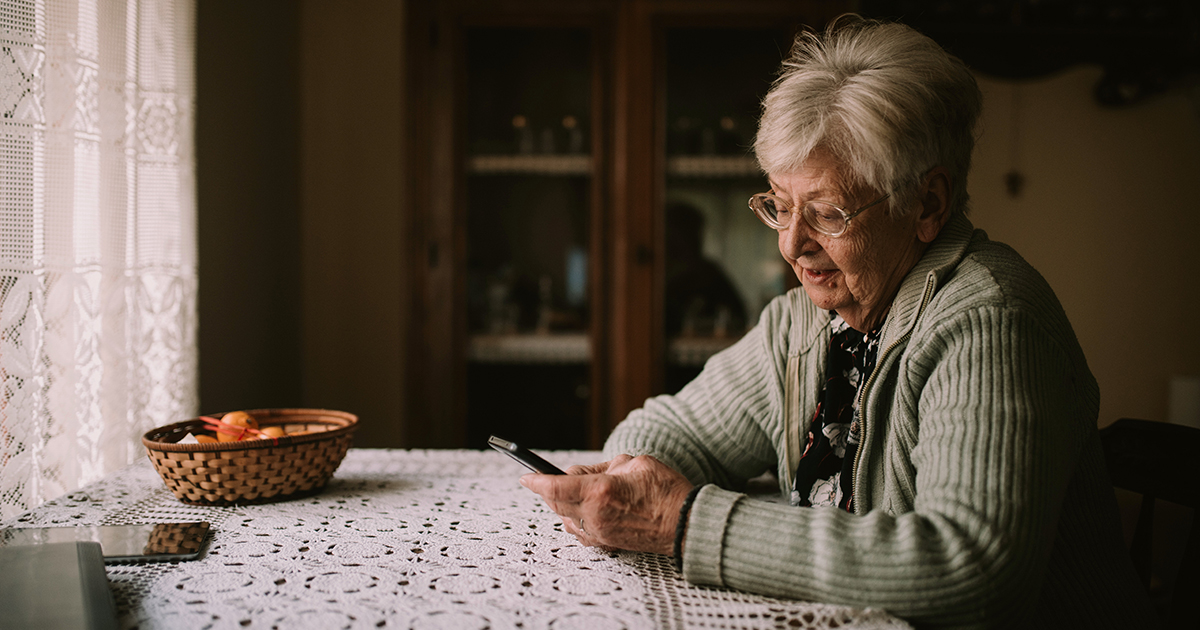 бабушка объяснила какая. старая старушка. старенькая бабушка. бабушка удивляется. одинокие пожилые люди.