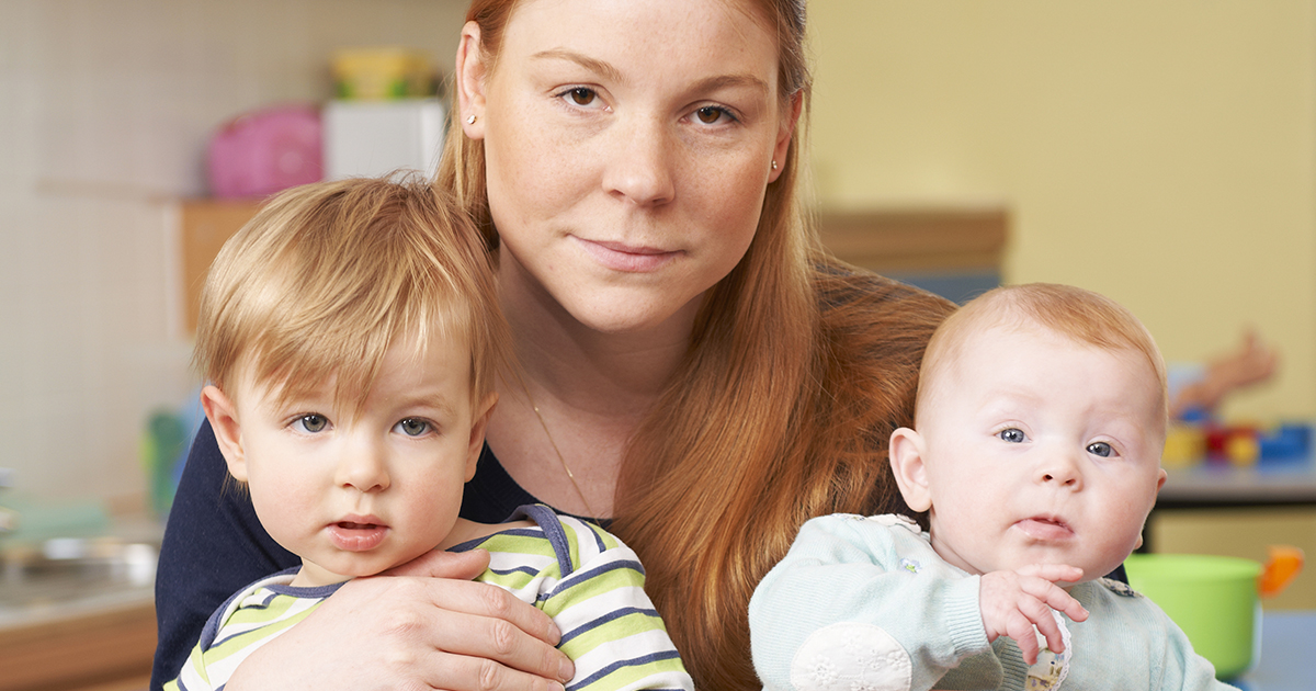 Соседский ребенок. Ребенок соседка. Привет сосед прятки. Соседка в огороде. Шум детей.
